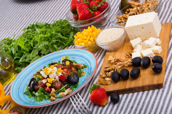 Salada de foguete com ingredientes — Fotografia de Stock