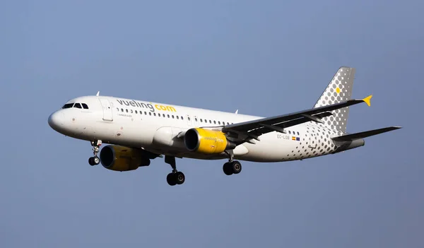 Aeronaves Vueling aterriza en la pista de aterrizaje en un aeropuerto de la ciudad de El Prat de Barcelona. Número de la Junta EC-LOB — Foto de Stock
