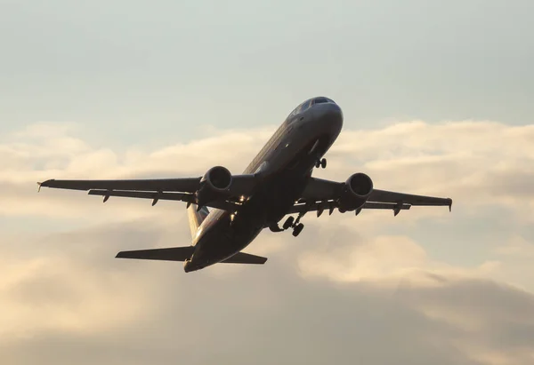 Vliegmaatschappij Aeroflot vliegtuig stijgt op vanaf de start-en landingsbaan op Barcelona El Prat Airport. Nummer bestuur VP-BFF — Stockfoto