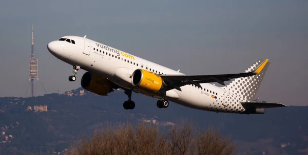 Aerolínea Vueling avión despega de la pista en el aeropuerto de Barcelona El Prat. Número del consejo CE-NDC — Foto de Stock