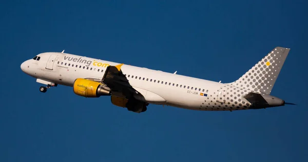 Aerolínea Vueling avión despega de la pista en el aeropuerto de Barcelona El Prat. Número de la Junta EC-JGM — Foto de Stock