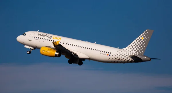 Vueling airbus EC-LUN volando desde el aeropuerto de El Prat — Foto de Stock