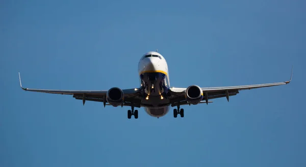 Ryanair aircraft EI-FIG landing in El Prat Airport in Barcelona — Stock Photo, Image