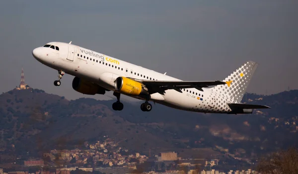 Avión EC-JGM de Vueling Airlines despegando del Aeropuerto de El Prat — Foto de Stock