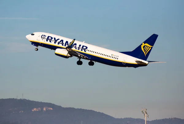 Aeronaves de Ryanair EI-DYF volando desde el aeropuerto de El Prat — Foto de Stock