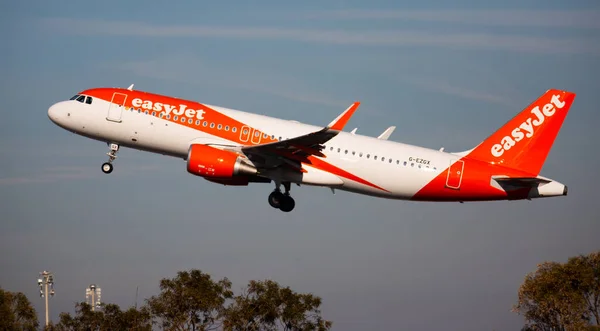 Aerolínea EasyJet avión despega de la pista en el aeropuerto de Barcelona El Prat. Número de placa G-EZGX — Foto de Stock
