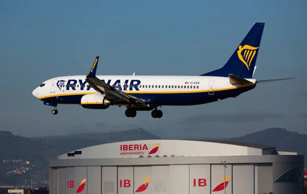 Imagen de las aeronaves de pasajeros de la compañía Ryanair durante el aterrizaje — Foto de Stock