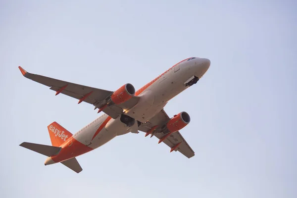 Avião aéreo EasyJet decola da pista no aeroporto de Barcelona El Prat. Número de placa HB-JXR — Fotografia de Stock