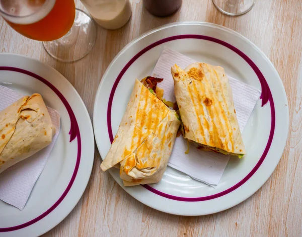 Corte o shawarma saboroso com verduras cortadas e verdes, — Fotografia de Stock