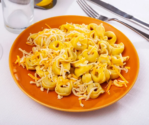 Kleine smakelijke ravioli met kaas op tafel — Stockfoto