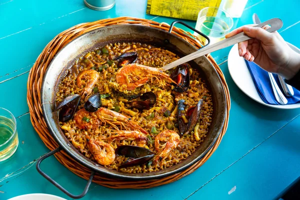 Paella z owocami morza tradycyjne hiszpańskie danie — Zdjęcie stockowe