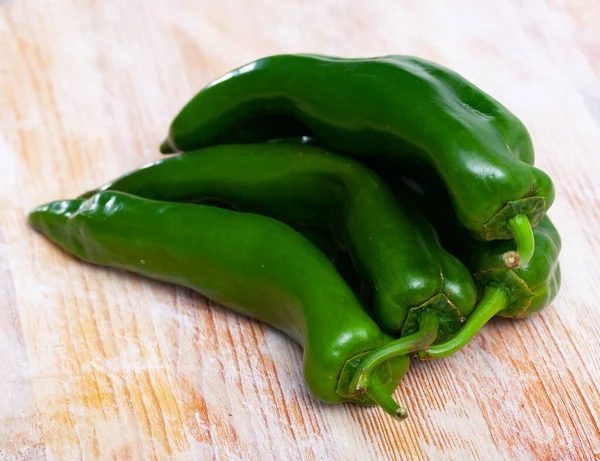 Pimentos verdes na mesa de madeira — Fotografia de Stock