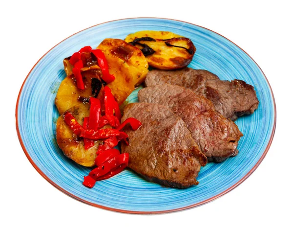 Lekker kalfsvlees gebakken met aardappelen en paprika 's geserveerd op bord — Stockfoto
