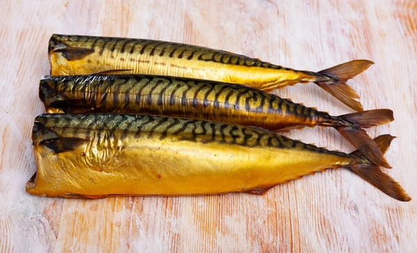 Kallrökt makrill utan huvud på träbord — Stockfoto