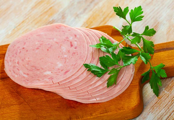Нарізана подрібнена свиняча ковбаса — стокове фото