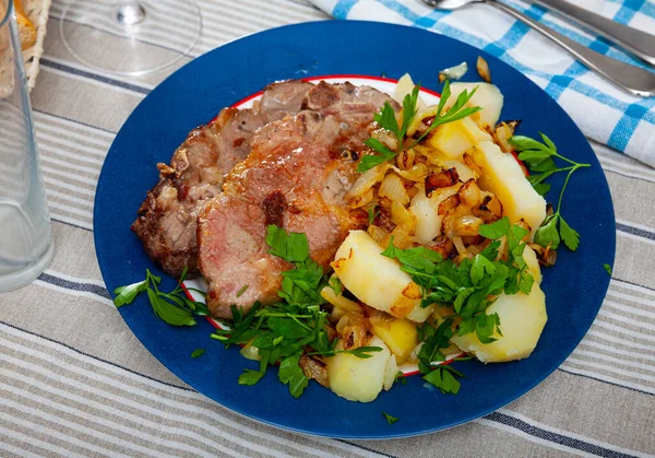 Plat servi avec porc frit, herbes et pommes de terre — Photo