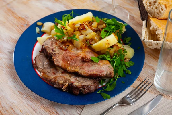 Σερβίρεται πιάτο με τηγανητό χοιρινό, βότανα και πατάτες — Φωτογραφία Αρχείου
