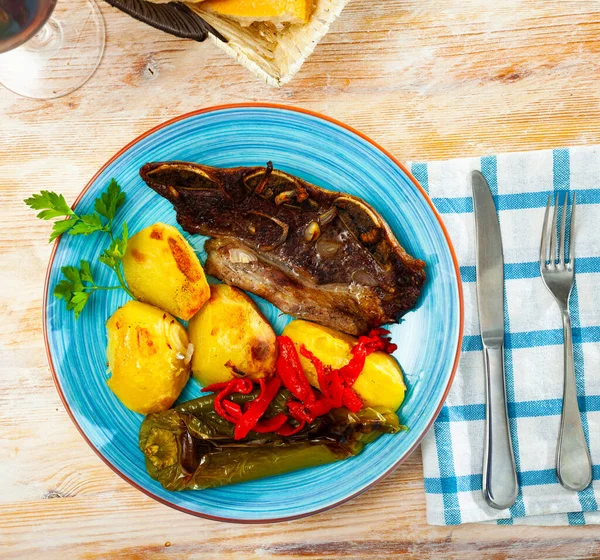 Entrada de carne com batatas fritas e pimentas cozidas no prato — Fotografia de Stock