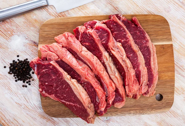 Rohes Rinderfilet mit Petersilie und Knoblauch auf dem Tisch — Stockfoto