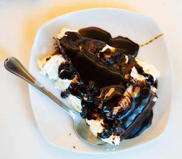 Fatia de bolo de chocolate saboroso servido em placa branca com chantilly — Fotografia de Stock