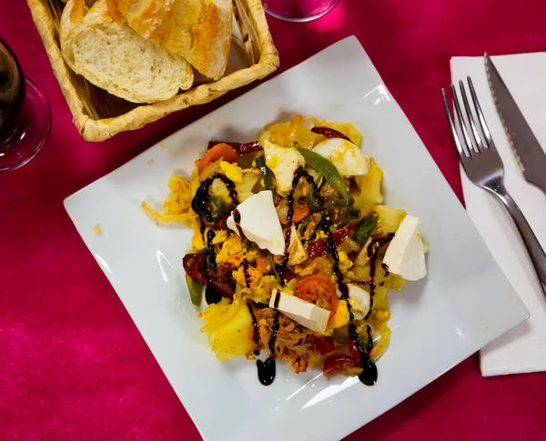 Herbstsalat mit Kartoffeln und Frischkäse — Stockfoto