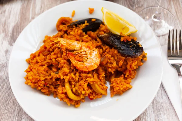 Delicioso prato de arroz tradicional valenciano com camarões e amêijoas — Fotografia de Stock