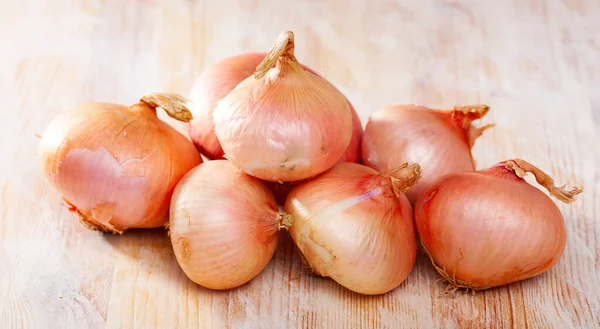 Whole fresh onion bulbs — Stock Photo, Image