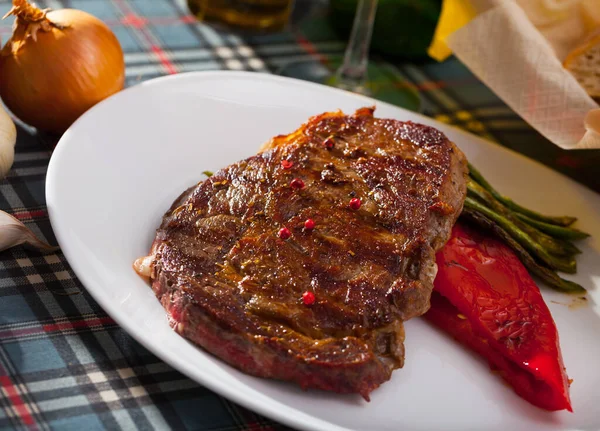 Beef steak with braised vegetables — Stock Photo, Image