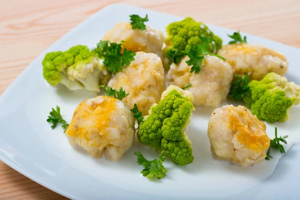 Imagen de las bolas de pescado de sabroso pescado blanco servido con brokkoli en el plato — Foto de Stock