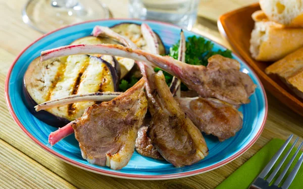 Côtes d'agneau avec aubergine et herbes — Photo