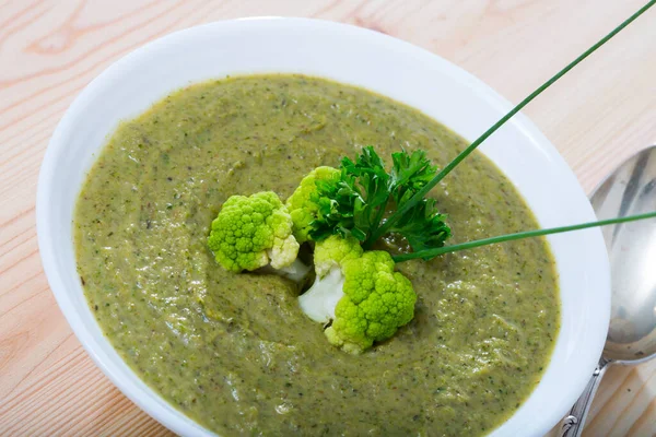 Friska broccoli grädde soppa — Stockfoto