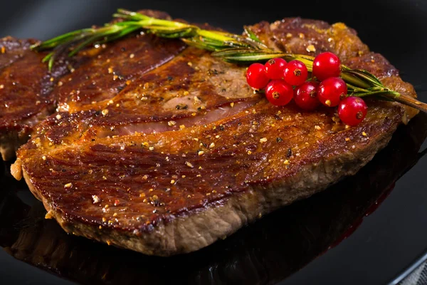Grilovaný hovězí steak s rozmarýnem — Stock fotografie