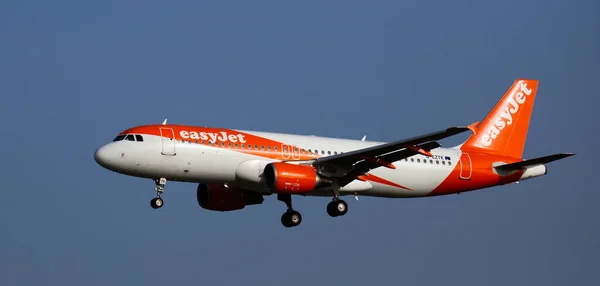 Avión EasyJet aterriza en la pista de aterrizaje en un aeropuerto de la ciudad de El Prat de Barcelona. Número de placa G-EZFZ — Foto de Stock