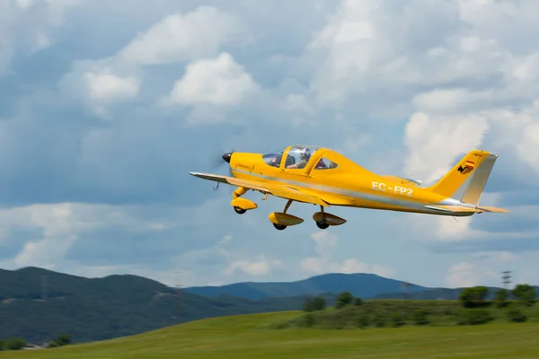 空を飛ぶ軽飛行機 — ストック写真