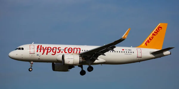Imagen del avión de las aerolíneas Pegasus durante el aterrizaje — Foto de Stock