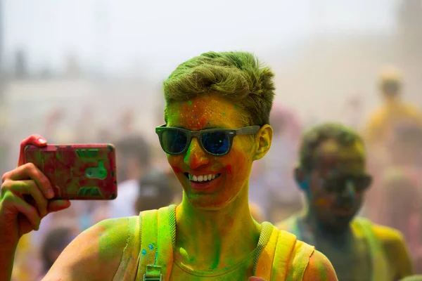 Ludzie świętujący Holi Festival — Zdjęcie stockowe