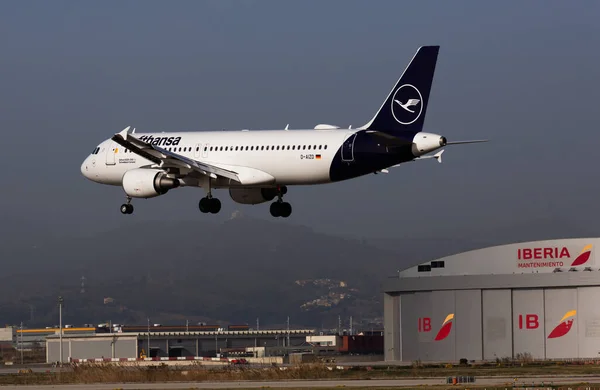 Avión de la aerolínea Lufthansa aterriza en la pista de aterrizaje en un aeropuerto de la ciudad de El Prat de Barcelona — Foto de Stock