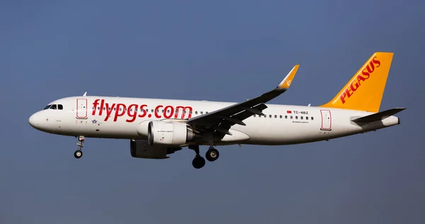 TC-NBZ Pegasus Airbus A320neo aterrizando en el Aeropuerto de Barcelona — Foto de Stock