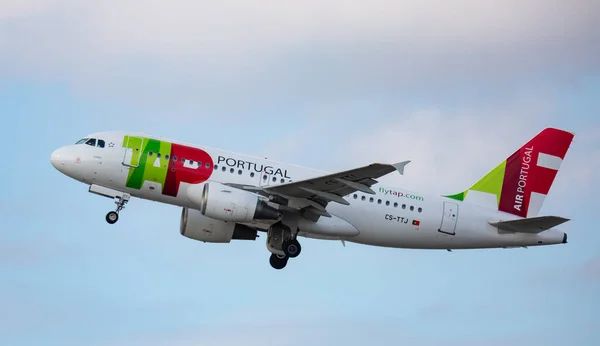 Avión AirPortugal Airlines despega de la pista en el aeropuerto de Barcelona El Prat. Número de placa CS-TTJ — Foto de Stock