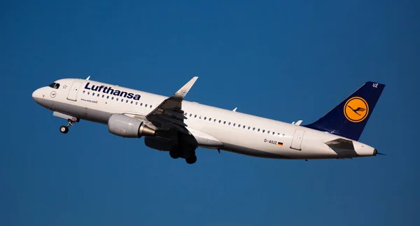 El avión de la aerolínea Lufthansa Airlines despega de la pista en el aeropuerto de Barcelona El Prat. Número de la Junta D-AIUZ — Foto de Stock