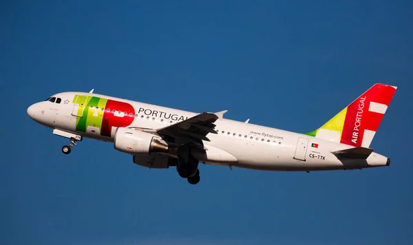 TAP Air Portugal Airbus A319 CS-TTK despegando del Aeropuerto de Barcelona — Foto de Stock