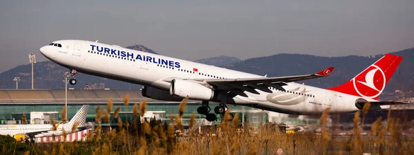 Aerolínea Turkish Airlines despegar de la pista en el aeropuerto de Barcelona El Prat. Número de la Junta TC-JNK — Foto de Stock