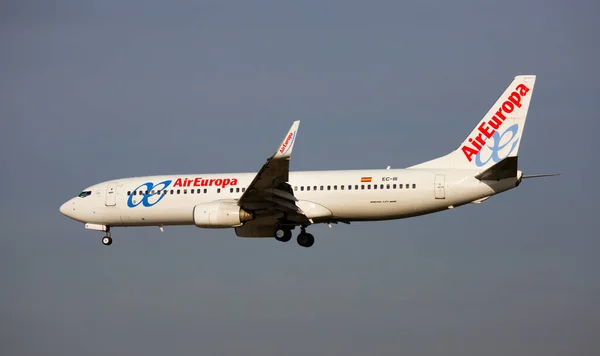 Aerolínea AirEuropa avión llega para un aterrizaje en un aeropuerto El Prat ciudad de Barcelona — Foto de Stock