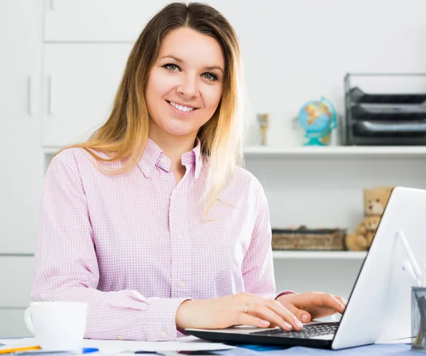 Lachende vrouw werknemer effectief werken — Stockfoto