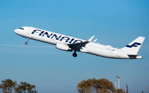Finnair Airbus A321 OH-LZN despega del Aeropuerto de Barcelona — Foto de Stock