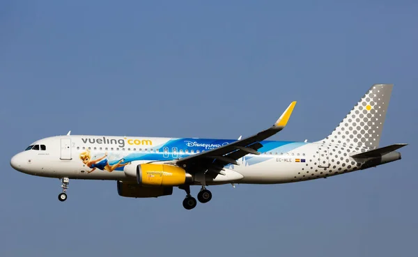 Flight airplane Vueling airline with Disney coloring comes — Stock Photo, Image