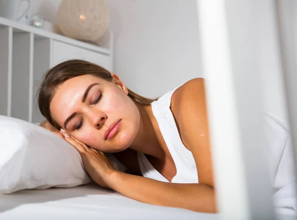 Mujer durmiendo en la cama — Foto de Stock