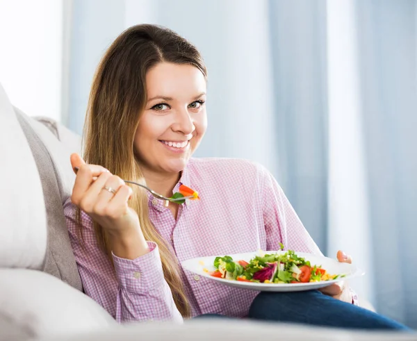 Meisje eet groene salade — Stockfoto