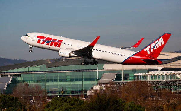 Avión LATAM Airlines Brasil vuela desde el Aeropuerto de El Prat — Foto de Stock