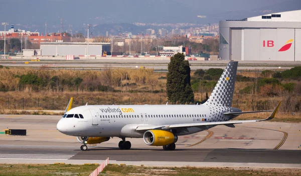 Avión de pasajeros de las aerolíneas Vueling se prepara para despegar — Foto de Stock